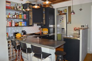 Fridge, microwave, oven, stovetop - Old typical parisian-style family apartment (Paris)
