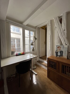 Interior - Old typical parisian-style family apartment (Paris)