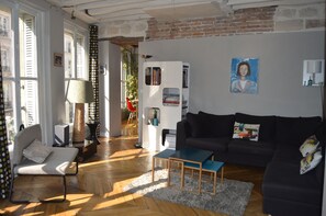 Interior - Old typical parisian-style family apartment (Paris)