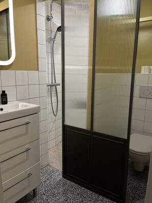 Badewanne, Haartrockner, Handtücher, Seife