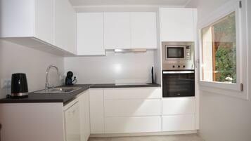 Frigorifero, microonde, forno, piano cottura