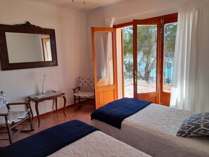 5 bedrooms, iron/ironing board, free WiFi, bed sheets