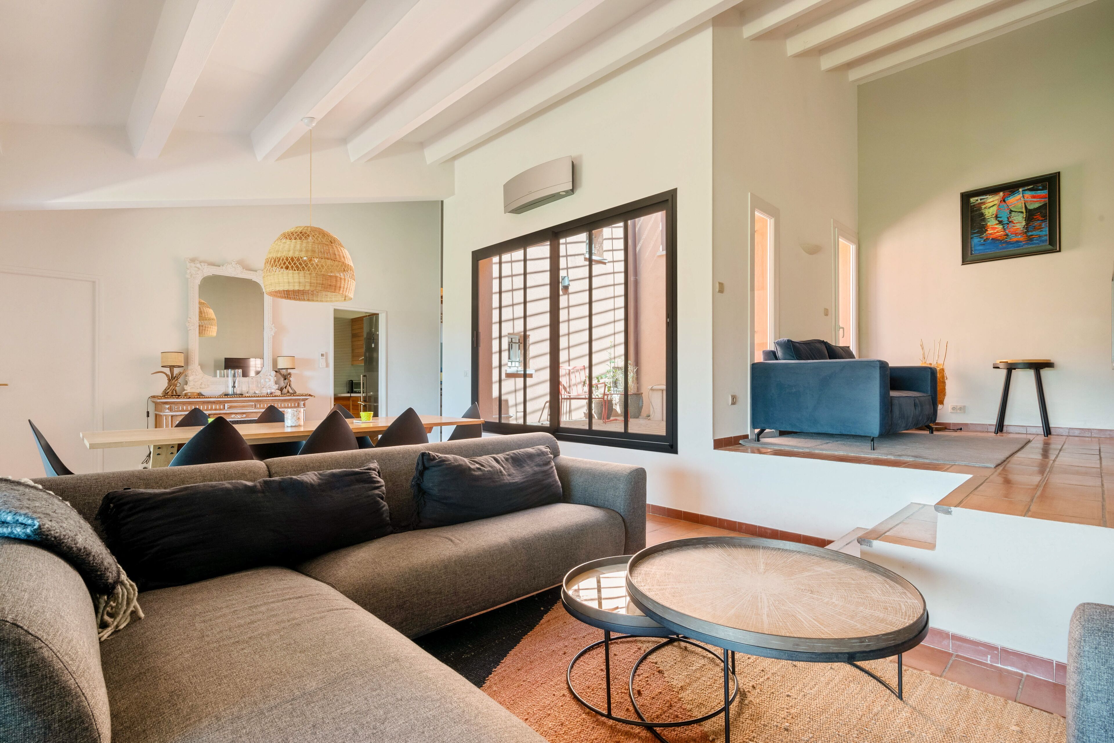 Télévision, cheminée, lecteur de DVD, livres