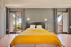 5 quartos, cofres nos quartos, escrivaninha