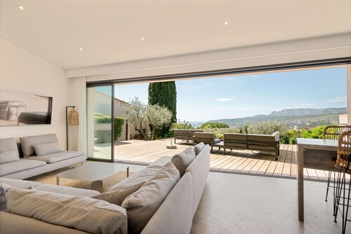 Villa de prestige classée 5*  vue mer, calanques, Cassis. Piscine chauffée.