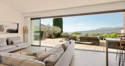 Villa de prestige classée 5* vue mer, calanques, Cassis. Piscine chauffée.