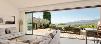 Prestisjefylt 5 * villa som vender mot havet, bekker og solbær. Oppvarmet svømmebasseng.