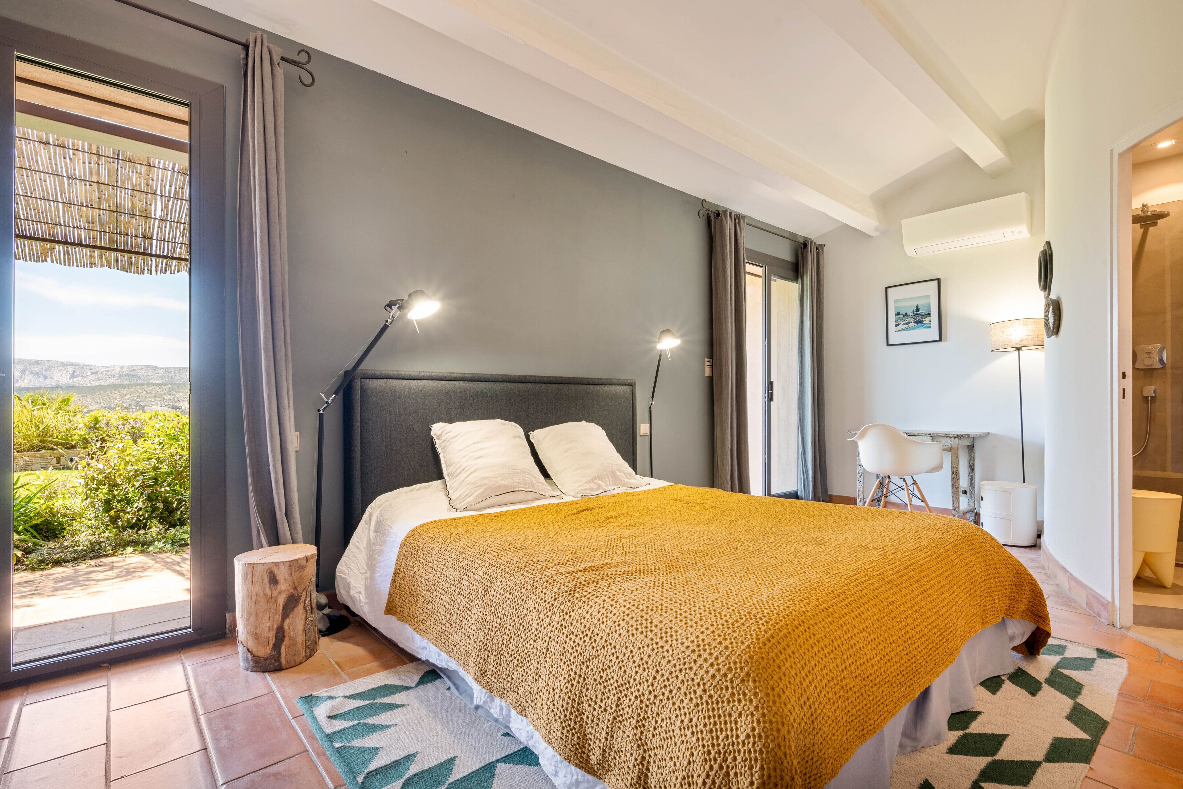 Chambre 1 en suite avec terrasse. Tv.
Dressing , salle de bain privative , wc