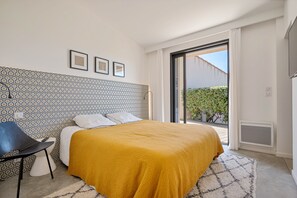 5 slaapkamers, een kluis op de kamer, een bureau