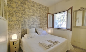 2 bedrooms, desk, iron/ironing board, WiFi