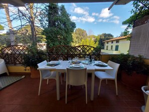 Outdoor dining - ELEGANT APARTMENT 150 METERS FROM THE SEA CINQUALE - FORTE DEI MARMI - VERSILIA (Cinquale)