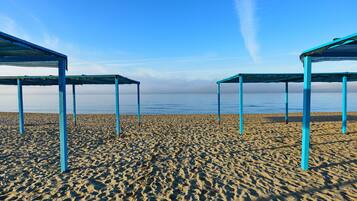 Playa en los alrededores y toallas de playa