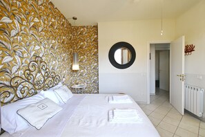 2 bedrooms, desk, iron/ironing board, WiFi