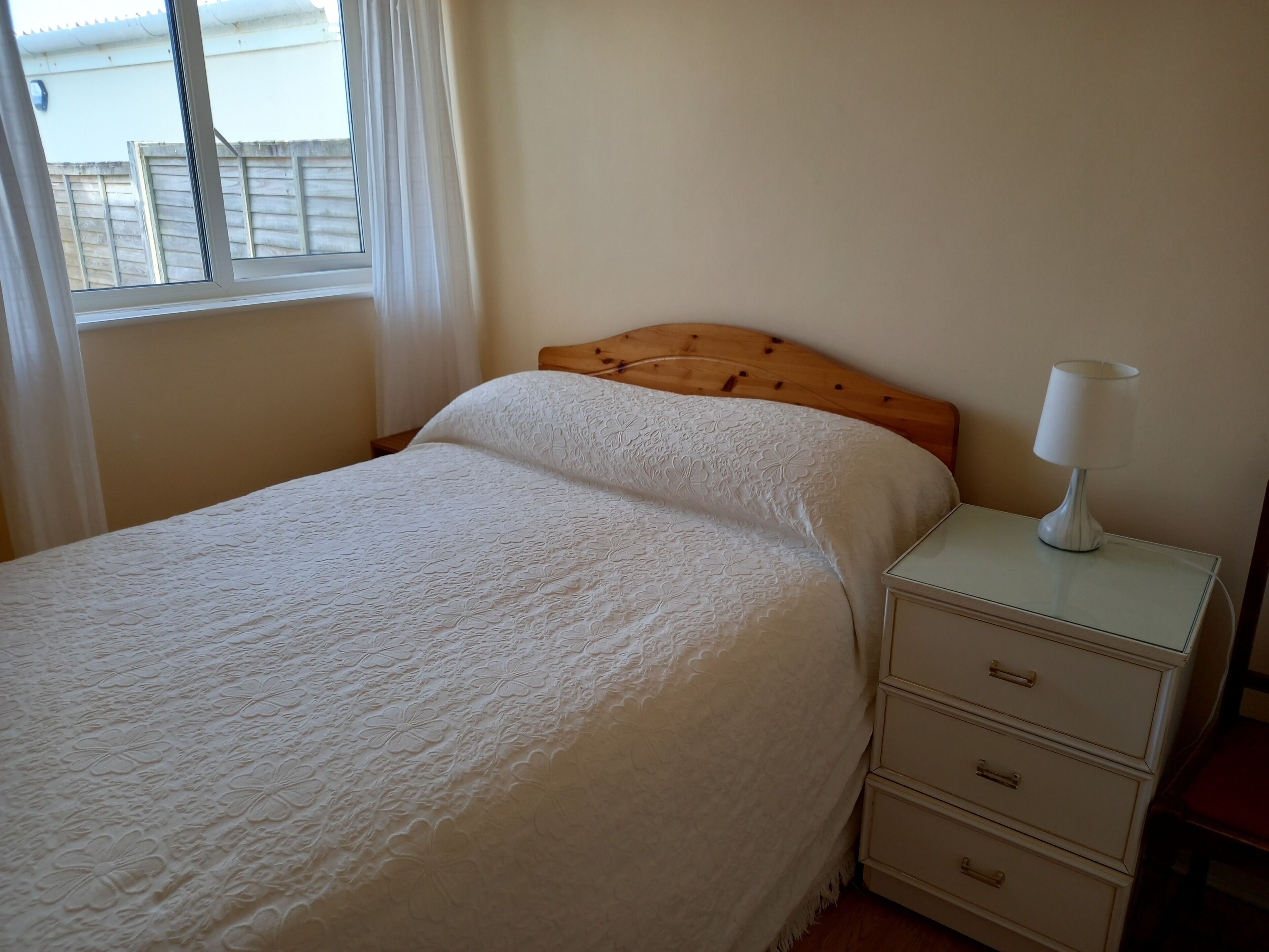 2 chambres, fer et planche à repasser