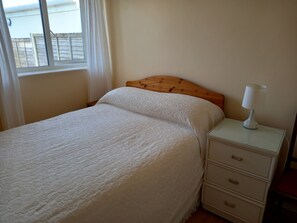 2 chambres, fer et planche à repasser