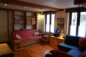 Books - Apartment in Beautiful Alpine Village (Chamonix-Mont-Blanc)