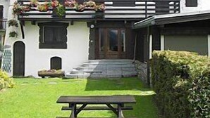 A building with a sign reading "L'ICLOO". - Apartment in Beautiful Alpine Village (Chamonix-Mont-Blanc)