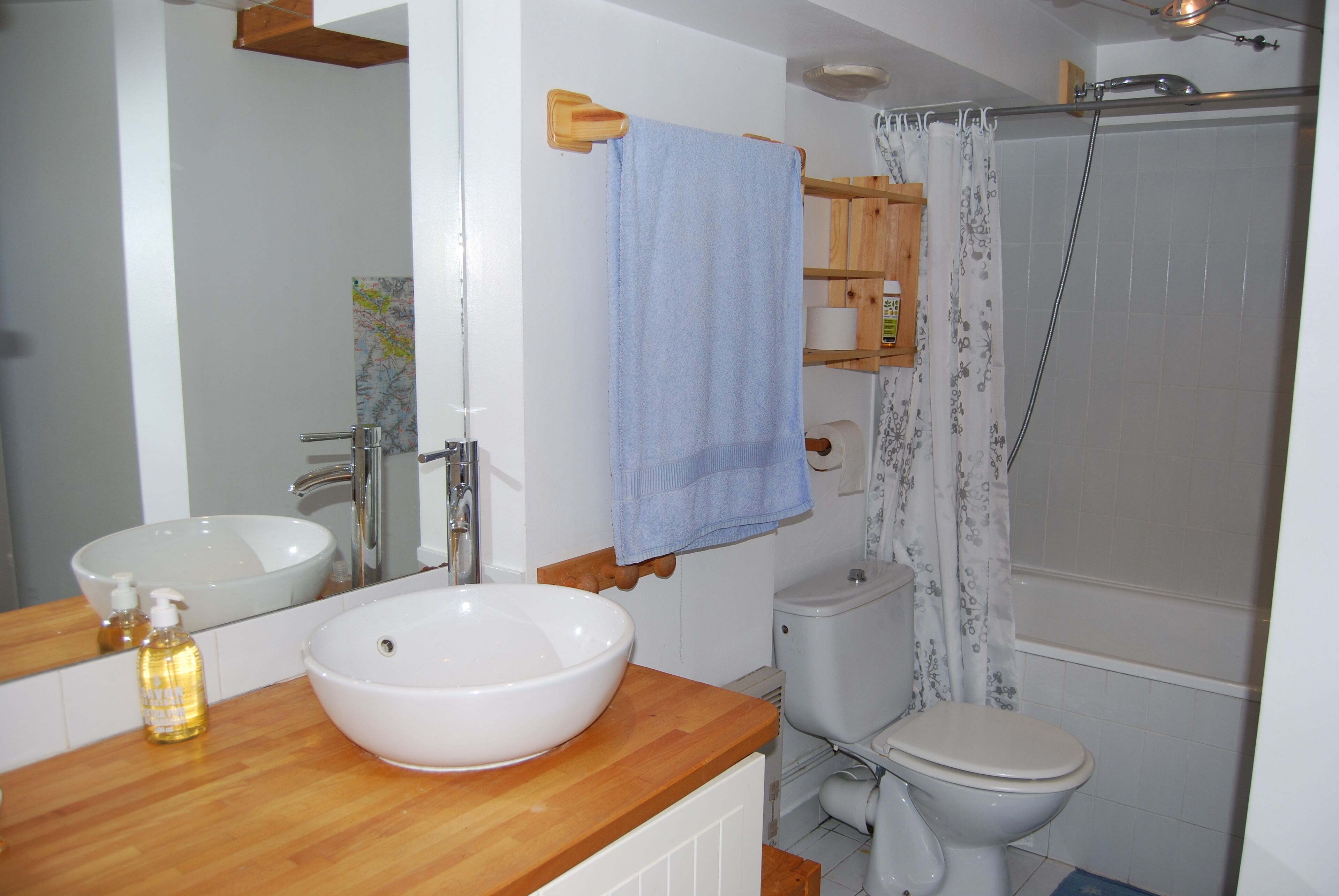 Baignoire, sèche-cheveux, serviettes fournies