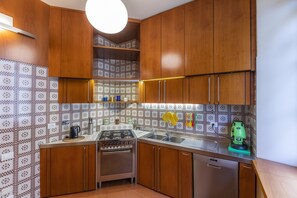 Kühlschrank, Mikrowelle, Ofen, Geschirrspüler