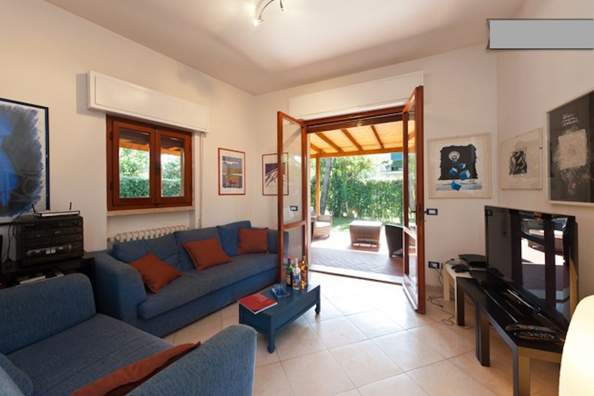 Villa Forte dei Marmi near the beach, with Jacuzzi in the garden