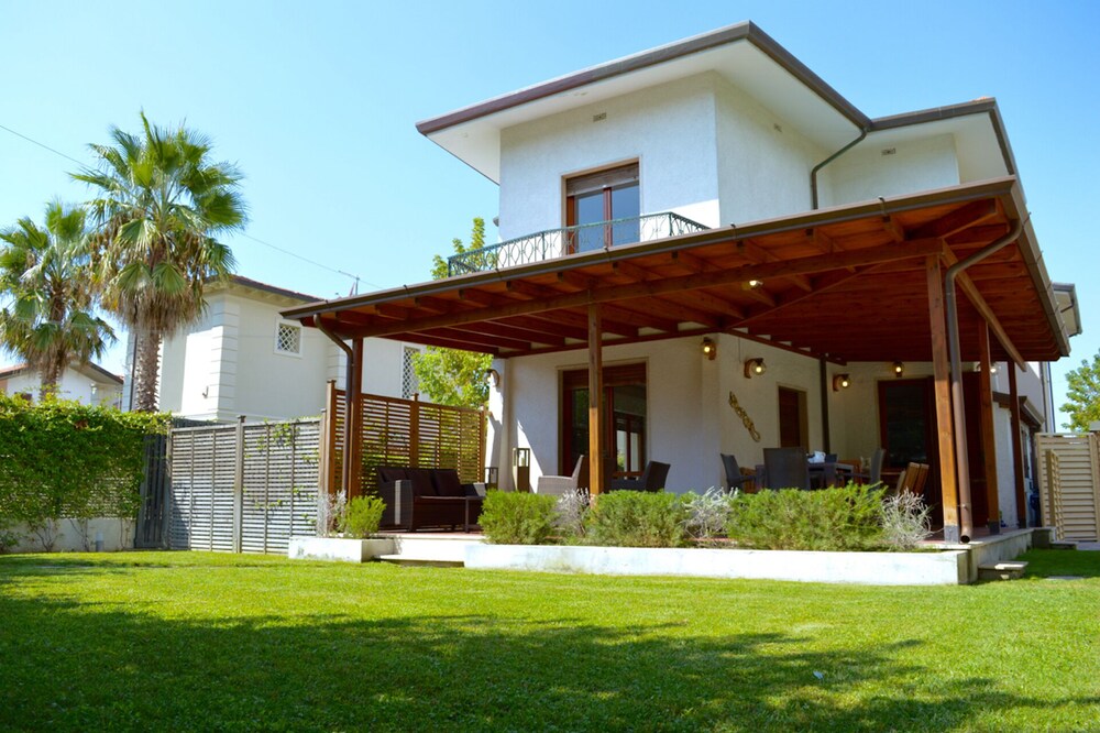 Villa Forte dei Marmi near the beach, with Jacuzzi in the garden