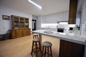 Fridge, microwave, oven, stovetop - Villa 281 Holiday Villa Ideal for Large Families (Esposende)