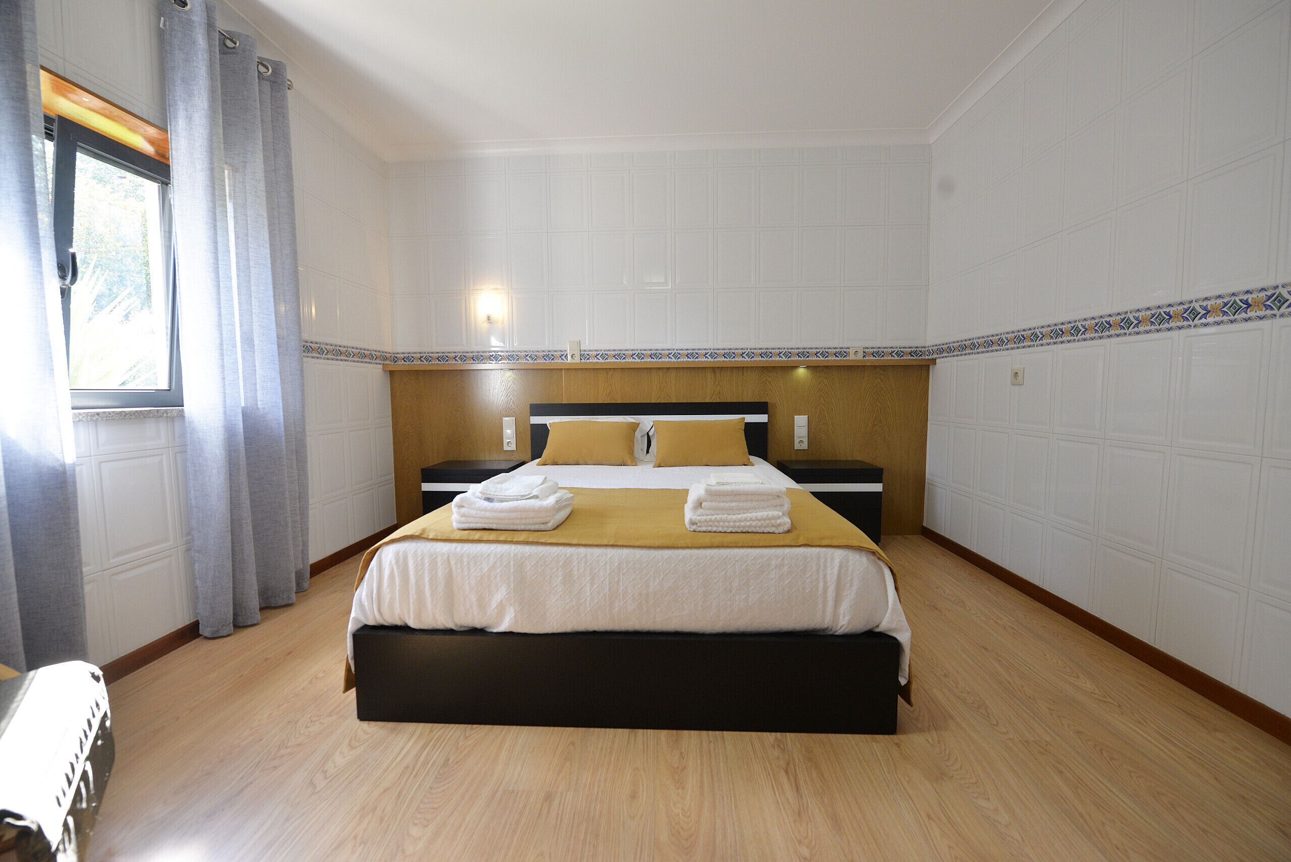 5 habitaciones, tabla de planchar con plancha y wifi gratis 