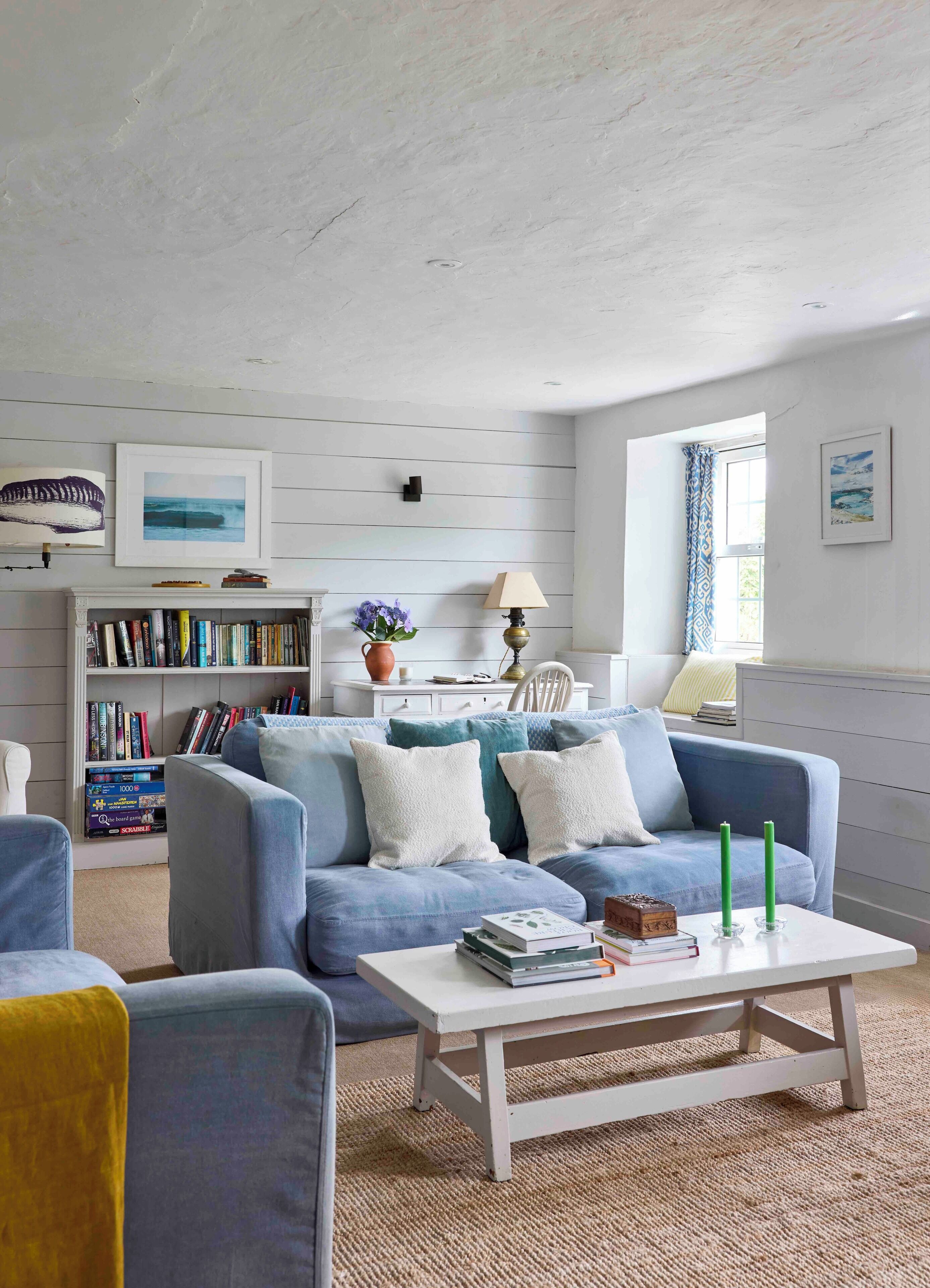 Älytelevisio, takka, kirjoja