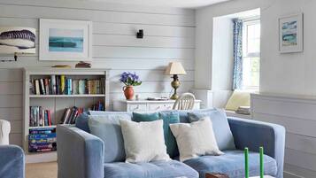 Smart-tv, een open haard en boeken