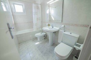 Bathtub, hair dryer, bidet, towels - Villa Diana (Puerto de Alcudia)