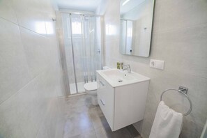 Badewanne, Haartrockner, Bidet, Handtücher