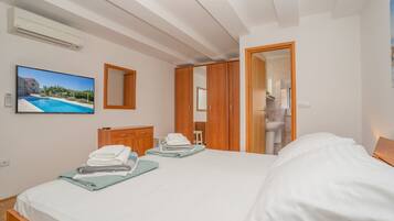 3 bedrooms, iron/ironing board, travel crib, free WiFi