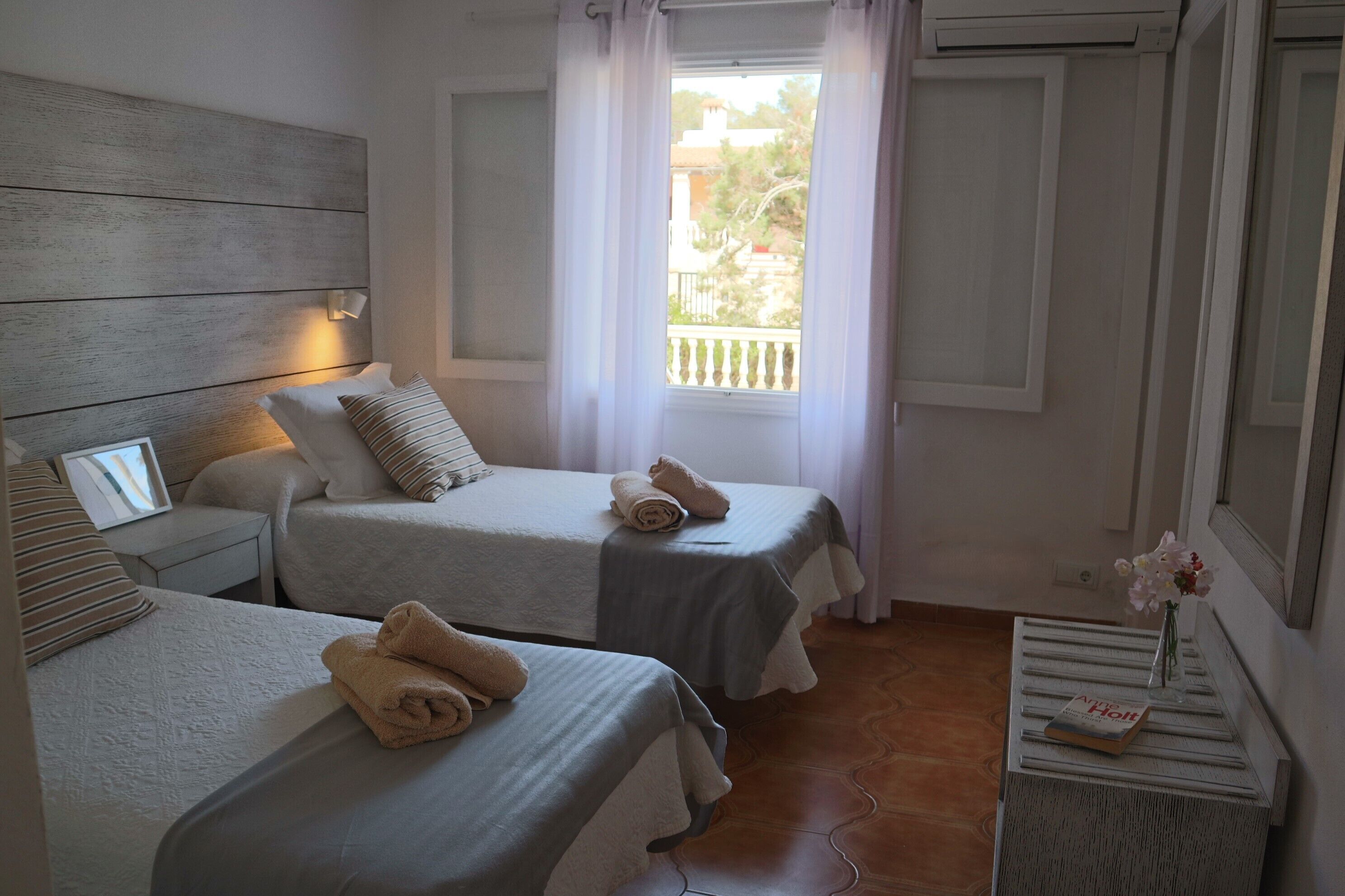 3 slaapkamers, een strijkplank/strijkijzer, reisbedje, gratis wifi