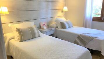 3 habitaciones, tabla de planchar con plancha y cuna de viaje