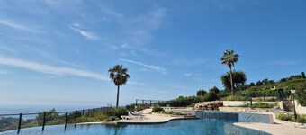 Upea merinäköala, ilmastointi, puutarha, yksityinen alue suurella uima-altaalla, ilmainen wifi