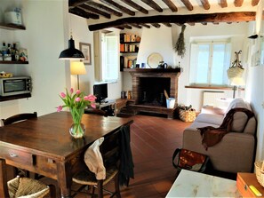 TV, peis, DVD-spiller og bøker