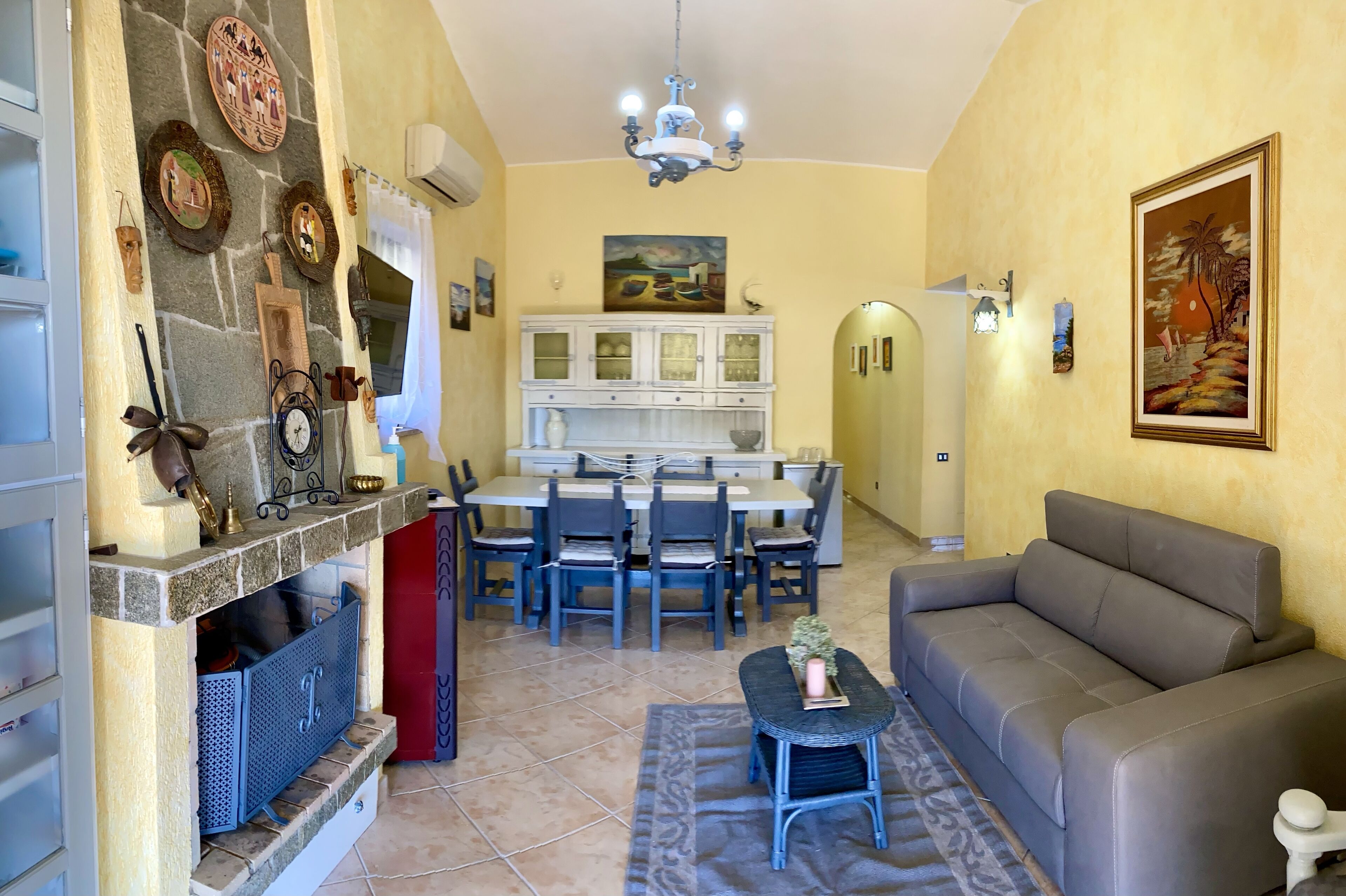 Una televisión, una chimenea, un reproductor de DVD, libros