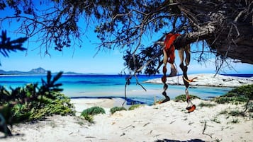 Sulla spiaggia, lettini da mare, teli da spiaggia