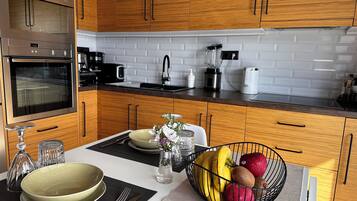 Fridge, microwave, oven, coffee/tea maker