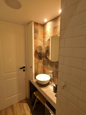 Duschwanne, Haartrockner, Handtücher, Seife