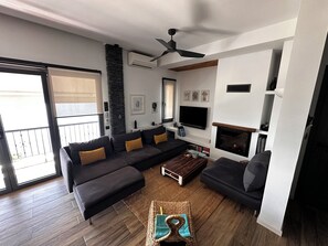 Smart-TV, Kamin, Netflix, DVD-Player