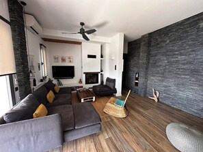 Smart TV, fireplace, Netflix, DVD player - Fully equipped seafront house with spectacular seaview & small beach right below (Skiathos)