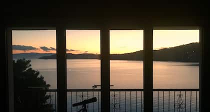 Casa nueva totalmente equipada con espectaculares vistas al mar y una pequeña playa justo debajo.