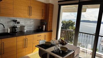 Fridge, microwave, oven, coffee/tea maker