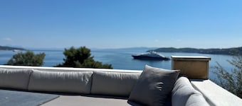 Fully equipped seafront house with spectacular seaview & small beach right below
