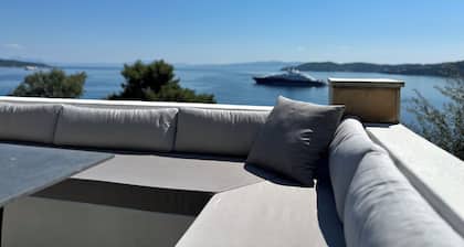 Fully equipped seafront house with spectacular seaview & small beach right below