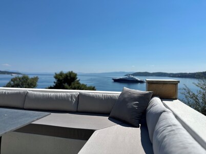 Fully equipped seafront house with spectacular seaview & small beach right below