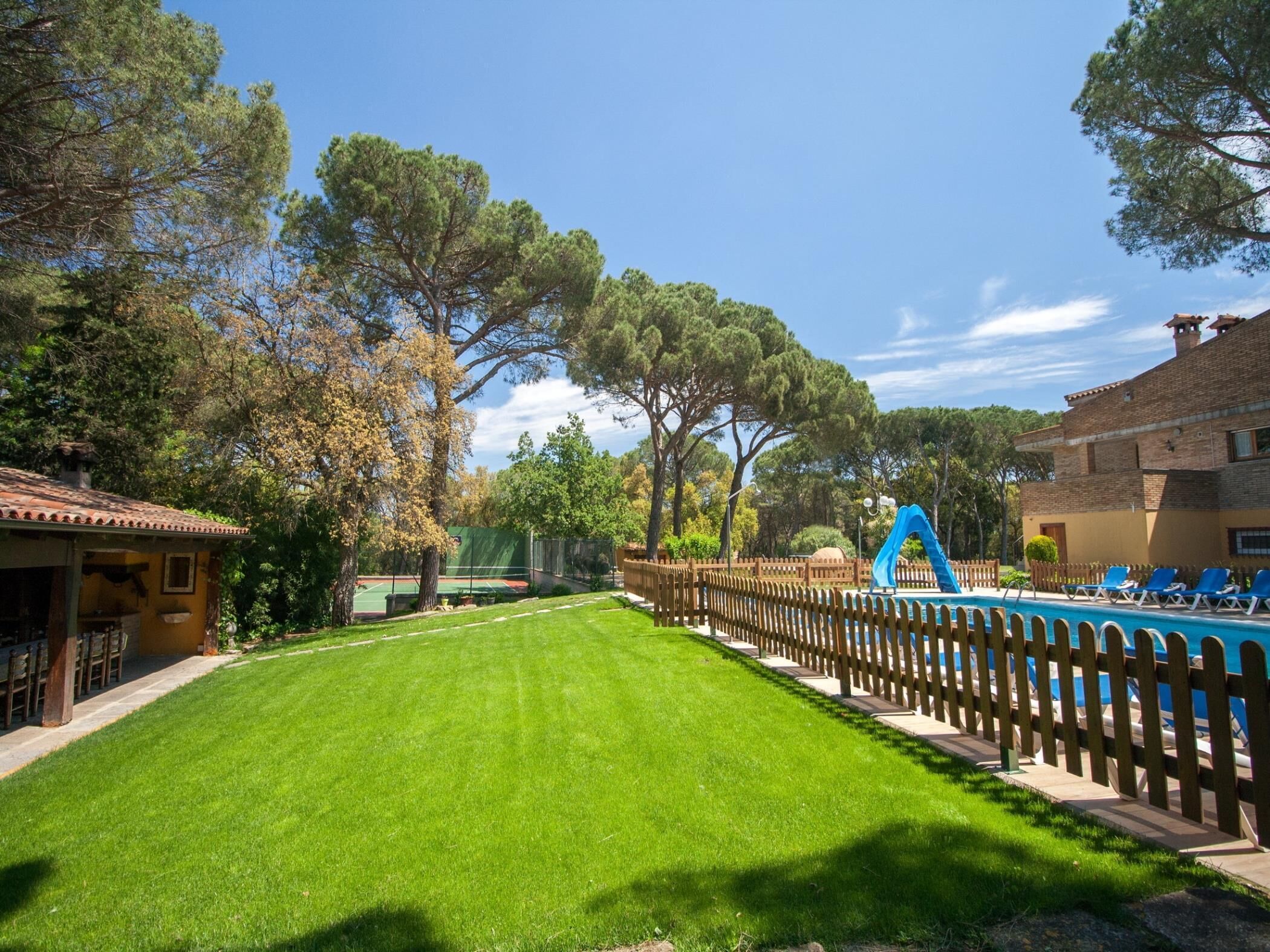 Casa rural con 12 Habitaciones|33pax|Pista de Tenis, BBQ, WiFi, Gran piscina