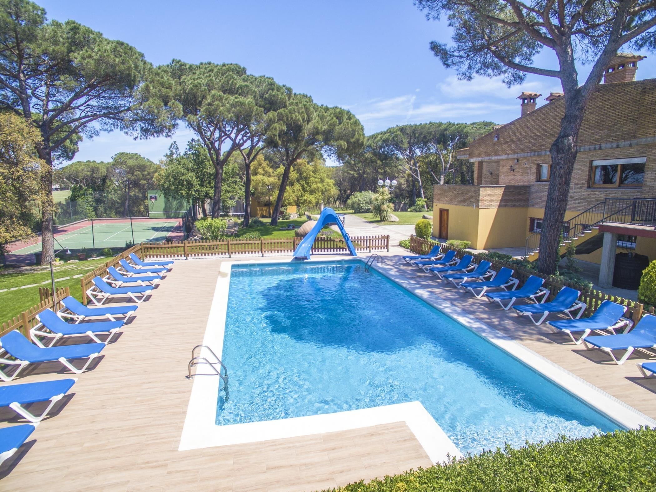 Casa rural con 12 Habitaciones|33pax|Pista de Tenis, BBQ, WiFi, Gran piscina