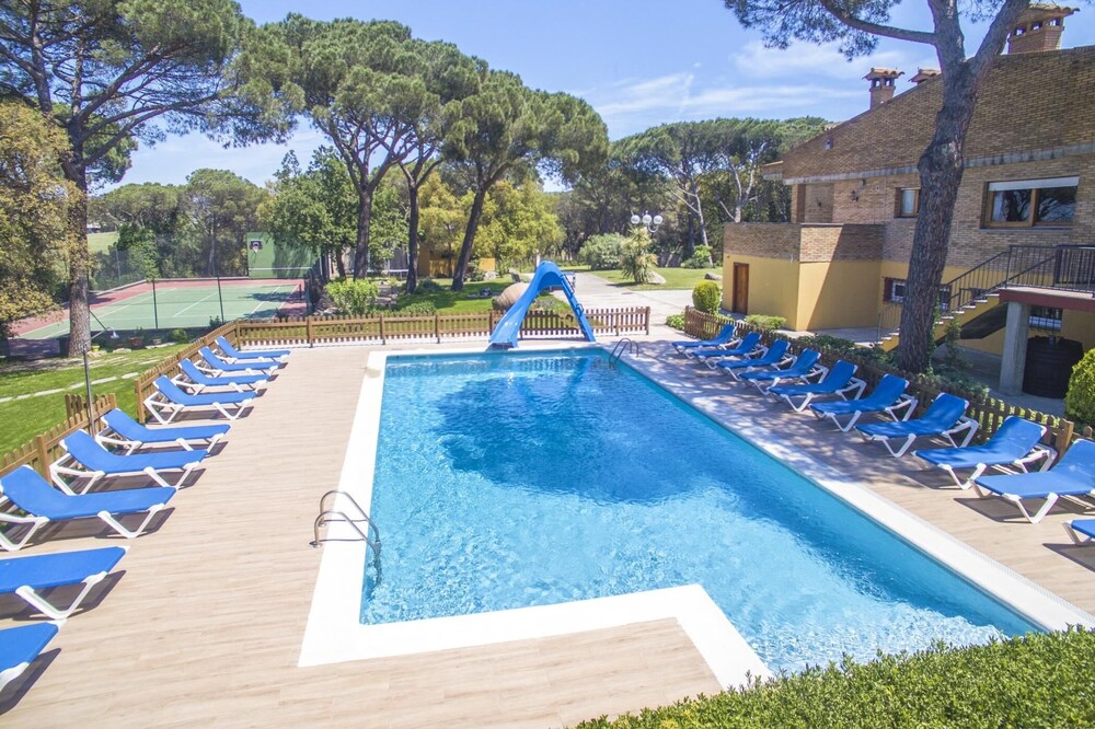 Casa rural con 12 Habitaciones|33pax|Pista de Tenis, BBQ, WiFi, Gran piscina